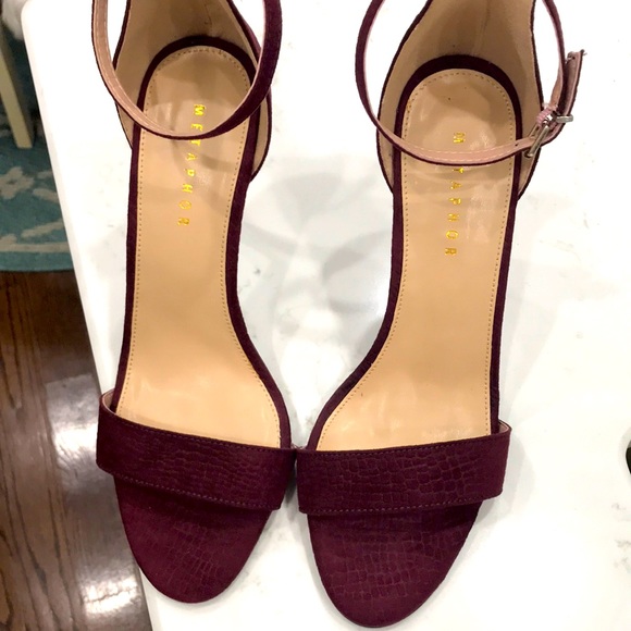 9 1/2 W I N E  metafor HEELS. Has an imprinted gator texture. Ankle strap 3”HEEL - Picture 1 of 7